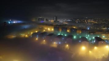 8K nebbia in città di notte time-lapse video