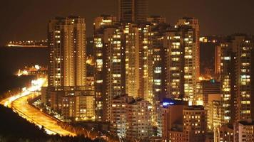 Lumières de maisons modernes 8k dans les gratte-ciel de la ville surpeuplée video