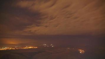 8k estrellas y luces de noche estrellada en cielo parcialmente nublado video