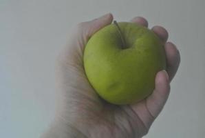 mano sosteniendo una manzana foto