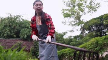 les adolescentes asiatiques préparent le terrain pour la culture de cultures agricoles dans les serres. video