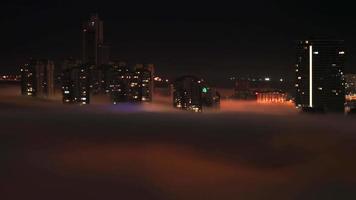 Niebla de 8k en la ciudad por la noche time-lapse video