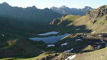 lago de montanha 8k nas terras de alta altitude video