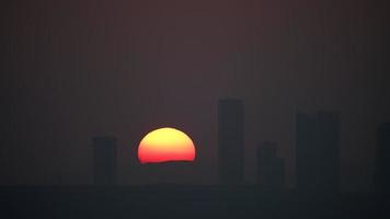 Lever de soleil 8k sur les constructions de gratte-ciel de la ville video