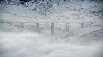 8k snöig motorvägsbro på vintern video