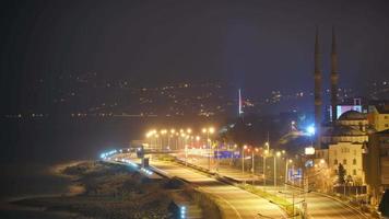 8k Highway Road und Moschee am Meer bei Nacht