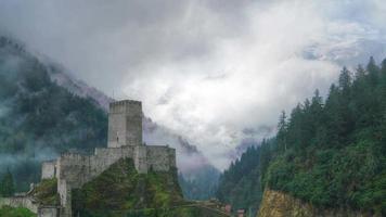 Castillo medieval de 8k y torre de vigilancia en el valle.
