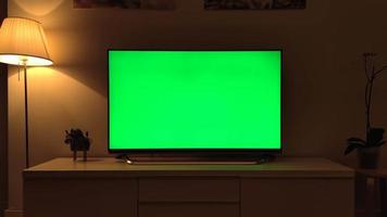 Televisore con schermo verde 8K in casa video