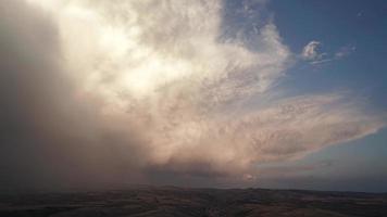 Nubes de mezcla variable de 8k antes de la tormenta