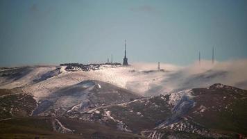 8k nuvola di nebbia che scorre lungo la cresta della catena montuosa video