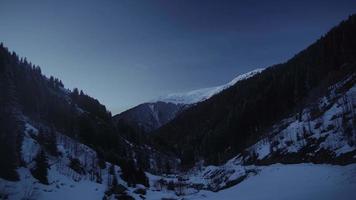 Efeito do tempo de transição da noite para o dia de 8k na floresta de montanha nevada na manhã de inverno video