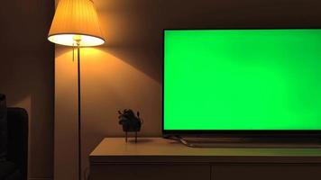 Televisore con schermo verde 8K in casa video