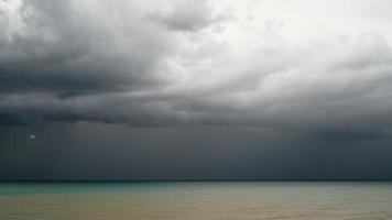 8k nuages d'orage et pluie en mer video