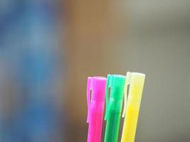 fabricante de bolígrafos rosa verde amarillo foto