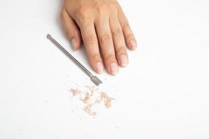líquido para la eliminación casera de esmalte de uñas de gel en acción en la mano de una mujer foto