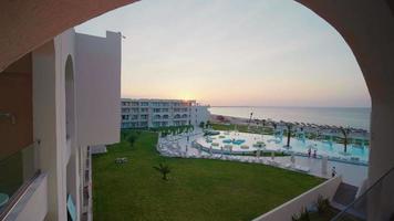 túnez, 2022 - complejo hotelero tropical a orillas del mar en túnez video