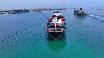 antenn framifrån av lastfartyg som transporterar container och kör med bogserbåt för exportgods från lastgårdshamn till anpassad havskoncept fraktfrakt med fartyg. video