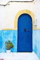 puerta de un edificio en kasbah de los udayas en rabat, marruecos foto