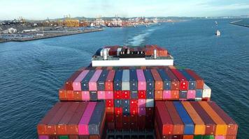 Heck eines großen Frachtschiffs Import-Export-Containerbox auf dem Ozean Meer auf blauem Himmel Hintergrundkonzept Transportlogistik und Service für Kunden und Lieferwechsel video