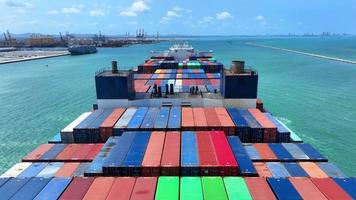 Heck eines großen Frachtschiffs Import-Export-Containerbox auf dem Ozean Meer auf blauem Himmel Hintergrundkonzept Transportlogistik und Service für Kunden und Lieferwechsel video