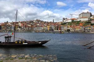 Barco tradicional de Oporto con barriles en el antiguo puerto del río Douro foto