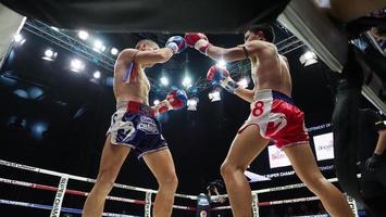 bangkok, tailandia, 11 de noviembre de 2018. kick boxing tailandés y extranjero no identificado foto