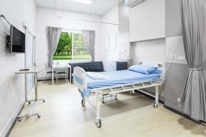 habitación de hospital con camas y cómodo equipo médico en un hospital moderno foto