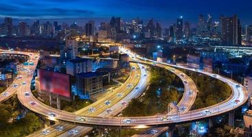 coches autónomos con sensor automático de conducción en ciudad con conexión inalámbrica foto