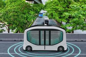 Autobus eléctrico autónomo que conduce por la carretera verde de la ciudad, concepto de vehículo inteligente foto