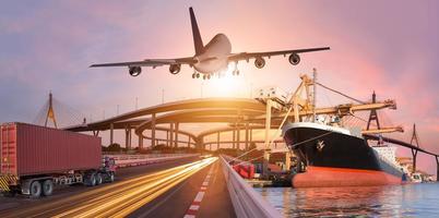 transporte panorámico y concepto logístico por avión de barco de camión para fondo de exportación de importación logística foto
