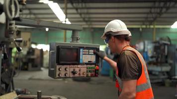 ingénieurs industriels en casques.travaillent à l'usine de fabrication de l'industrie lourde. ouvrier industriel à l'intérieur de l'usine. homme travaillant dans une industrie video