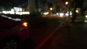 wazige wegscène 's nachts in de beelden van bangkok thailand video
