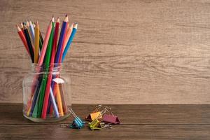 lápices de colores con espacio para copiar, aprendiendo el concepto de educación universitaria. foto