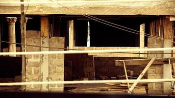 edificio abandonado sin terminar. andamios en la construcción del sitio de construcción. foto