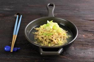 sopa de brotes de soja kongnamul guk estilo de comida coreana refrescante foto