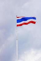 bandera tailandesa con un cielo como telón de fondo foto