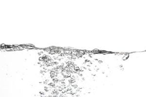 superficie de agua salpicada con un fondo blanco foto