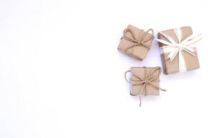 caja de regalo marrón fondo blanco foto
