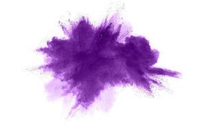 explosión de polvo púrpura abstracto sobre fondo blanco, movimiento congelado de salpicaduras de polvo púrpura.