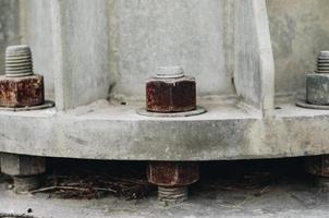 montaje de tornillo de tuerca en el tubo de metal foto