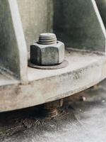 montaje de tornillo de tuerca en el tubo de metal foto