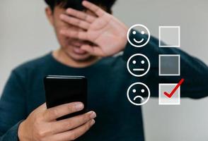 los hombres de negocios eligen calificar los iconos malos con espacio de copia. experiencia de servicio al cliente y concepto de encuesta de satisfacción empresarial foto
