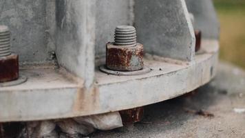 montaje de tornillo de tuerca en el tubo de metal foto