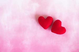 corazones de amor sobre fondo rosa. concepto de tarjeta de San Valentín. corazón para el fondo del día de san valentín. foto