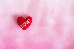 corazones de amor sobre fondo rosa. concepto de tarjeta de San Valentín. corazón para el fondo del día de san valentín. foto