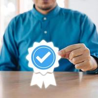 proceso de certificación y estandarización cuadrado, negocio certificado iso, conformidad con los estándares internacionales y concepto de garantía de calidad. persona que toca el icono del certificado. foto