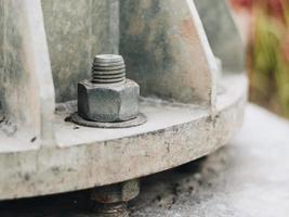 montaje de tornillo de tuerca en el tubo de metal foto