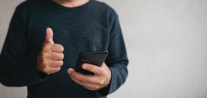 hombre que usa el teléfono celular para buscar datos y redes sociales en Internet. foto