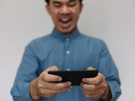 joven guapo con camisa azul claro con diferentes comportamientos en el trabajo foto