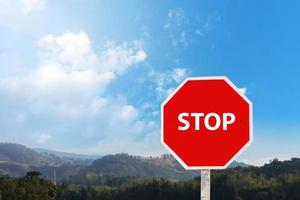 señal de stop en el cielo azul. señal de tráfico de advertencia de stop en una carretera foto